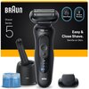Na zdjęciu znajduje się golarka BRAUN Seria 5 z napisem "EasyClean" na uchwycie, obok której widoczne są akcesoria oraz opakowanie z napisami "BRAUN", "Shaver Series 5", "SkinFlex", "2 Shave Modes", "Easy & Close Shave. Gentle on Skin."