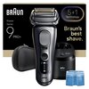 Golarka elektryczna z serii 9 PRO+ marki BRAUN jest przedstawiona na tle opakowania z napisem "5+1 Technology" oraz "Braun's best shave". Obok golarki znajduje się czarne etui, stacja czyszcząca z logo BRAUN oraz niebieski wkład czyszczący.