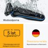 Na zdjęciu widoczna jest golarka z napisem "Wodoodporna" oraz logo "BRAUN", zanurzona w wodzie. Obok znajduje się tekst: "Do 5 lat gwarancji* * Obowiązujące warunki dostępne na braun.com" oraz "Stworzona na lata. Wyprodukowano w Niemczech" z flagą Niemiec