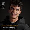 Na zdjęciu widoczny jest uśmiechnięty mężczyzna w ciemnej bluzie z kapturem na ciemnym tle. W lewym górnym rogu znajduje się tekst: "Golarka Series 5", a poniżej napis: "Łatwe i szybkie golenie. Delikatna dla skóry."