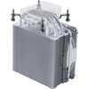 Biały radiator z widocznymi rurkami cieplnymi i wentylatorem, zamontowany na górze. Produkt ma metalowe elementy montażowe i przezroczystą osłonę na górze.
