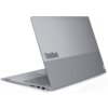 Na zdjęciu widoczny jest srebrny laptop z otwartą pokrywą, na której znajduje się napis "ThinkBook". Na obudowie laptopa widoczne jest również logo "Lenovo".