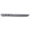 Na zdjęciu widoczny jest bok zamkniętego laptopa z kilkoma portami, w tym USB-C, USB-A, HDMI, gniazdo audio oraz otwory wentylacyjne. Obudowa laptopa ma srebrny kolor i minimalistyczny design.