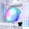 Na zdjęciu znajduje się element chłodzenia wodnego z podświetleniem RGB, na którym widoczny jest napis "TCOMAS". W tle widać białe elementy konstrukcyjne oraz pionowe paski z napisem "DOMINATOR".