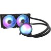 Na zdjęciu znajduje się chłodzenie wodne z dwoma wentylatorami o podświetleniu RGB oraz okrągłym blokiem wodnym, również podświetlonym. Na wentylatorach i bloku wodnym widoczne jest logo "TCOMAS".