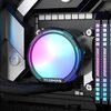Na zdjęciu znajduje się element chłodzenia wodnego z podświetleniem RGB, na którym widoczny jest napis "TCOMAS". Obok znajdują się pionowe moduły z napisem "DOMINATOR".