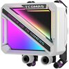 Białe chłodzenie wodne z podświetleniem RGB, na którym widnieje logo "TCOMAS" oraz napis "POWER UP TO GAMERS". Produkt ma nowoczesny design z widocznymi elementami montażowymi i kolorowymi efektami świetlnymi.