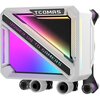 Białe chłodzenie wodne z widocznym logo "TCOMAS" na górze oraz napisem "POWER UP TO GAMERS" na skośnej powierzchni. Urządzenie ma kolorowe podświetlenie RGB i trzy widoczne złącza na dole.