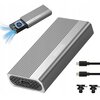Srebrna obudowa dysku z widocznymi żebrowaniami i logo "zenwire" na górnej powierzchni. Obok znajdują się dwa kable USB-C oraz dwa małe elementy montażowe.