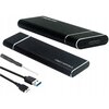 Na zdjęciu widoczna jest czarna obudowa dysku z napisem "USB 3.0 NGFF (M.2)" oraz zestaw akcesoriów, w tym kabel USB i mały śrubokręt. Obudowa ma prostokątny kształt z zaokrąglonymi krawędziami i widocznym złączem na jednym z końców.