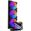 Na zdjęciu znajduje się system chłodzenia wodnego z trzema wentylatorami o podświetleniu RGB oraz blokiem wodnym z widocznym napisem "TCOMAS" i "POWER TO GAMERS". Wentylatory mają kolorowe podświetlenie, a blok wodny jest połączony z elastycznym wężem.
