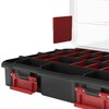 Czarny organizer z przezroczystą pokrywą i czerwonymi przegródkami, które można dowolnie konfigurować. Produkt posiada solidne, czerwone zatrzaski i uchwyt do przenoszenia.