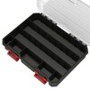 Czarny organizer z przezroczystą pokrywą i czerwonymi zatrzaskami, podzielony na kilka prostokątnych przegródek. Produkt jest otwarty, ukazując wnętrze z wyraźnie zaznaczonymi sekcjami do przechowywania.