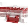 Przezroczysty organizer z czerwonymi przegródkami i zamknięciem, wykonany z tworzywa sztucznego. Produkt posiada wiele małych, prostokątnych komór do przechowywania drobnych przedmiotów.
