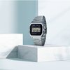 Na zdjęciu widoczny jest zegarek z metalową bransoletą, umieszczony na marmurowym postumencie. Na tarczy zegarka znajduje się tekst: "CASIO ALARM CHRONO", a poniżej wyświetlana jest data i godzina: "Mo 8-30 10:58:50".