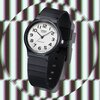 Czarny zegarek sportowy z białą tarczą, na której widoczne są czarne cyfry arabskie oraz wskazówki. Na tarczy znajduje się napis "CASIO QUARTZ" oraz "WATER RESIST".