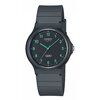 Czarny zegarek sportowy z okrągłą tarczą, na której znajdują się zielone cyfry arabskie oraz wskazówki. Na tarczy widoczny jest napis "CASIO QUARTZ" oraz oznaczenie "WR".