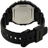 Czarny zegarek sportowy z prostokątną kopertą i metalowym deklem, na którym widnieje napis "CASIO" oraz inne oznaczenia techniczne. Pasek zegarka ma teksturowaną powierzchnię i klasyczne zapięcie z dziurkami.