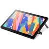 Przedstawiony jest tablet graficzny z kolorowym, abstrakcyjnym wzorem na ekranie. Na obudowie widoczne jest logo "Wacom", a obok tabletu znajduje się rysik.