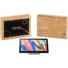 Na zdjęciu widoczne są dwa kartonowe opakowania oraz tablet graficzny z rysikiem. Na jednym z opakowań znajduje się napis "Cintiq 16" oraz logo "Wacom", a na ekranie tabletu wyświetlany jest kolorowy, abstrakcyjny wzór.