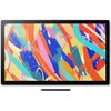 Tablet graficzny z dużym ekranem wyświetlającym kolorową, abstrakcyjną grafikę z dynamicznymi liniami i kształtami w odcieniach czerwieni, niebieskiego, żółtego i zielonego. Na dolnej ramce widoczny jest napis "Wacom", a przed tabletem leży czarny rysik.