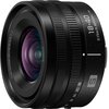 Czarny obiektyw fotograficzny z widocznymi oznaczeniami: "LUMIX", "S 1:4.5-6.3 / 18-40mm", "Φ62", "18-40", "0.15m/0.49ft". Obiektyw ma pierścienie z wyraźnym żłobieniem i kolorowe odbicie światła na soczewce.