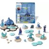 Na zdjęciu znajduje się zestaw do gry logicznej "RAVENSBURGER Gravitrax Junior Zestaw uzupełniający Kraina lodu 23861" z elementami w kształcie postaci i obiektów z motywem lodowym, a w tle widoczny jest niebieski karton z grafiką przedstawiającą zimowy k