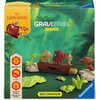 Opakowanie gry logicznej "RAVENSBURGER Gravitrax Junior Zestaw uzupełniający Król Lew 23862" przedstawia kolorową ilustrację z postaciami z filmu "Król Lew" na tle zielonej dżungli. Na opakowaniu widnieją napisy: "Disney The Lion King", "GRAVITRAX JUNIOR"