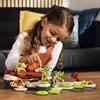 Na zdjęciu widoczna jest gra logiczna z elementami przedstawiającymi postacie z "Króla Lwa", ułożona na drewnianym stole. W tle znajduje się ciemna sofa z poduszkami w różnych kolorach.