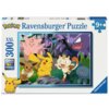 Pudełko puzzli Ravensburger Pokémon zawiera ilustrację z postaciami z serii Pokémon, a na opakowaniu widnieje napis "Ravensburger Puzzle" oraz oznaczenie "300 XXL" i "9+". W dolnym rogu znajduje się logo Pokémon, a na opakowaniu widoczne są także napisy "