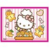 Na obrazku znajduje się postać Hello Kitty w czapce kucharskiej, otoczona piernikowymi ludzikami, pomarańczą i różowym sercem na tle różowo-białych pasków. W lewym dolnym rogu widnieje napis "© 2024 SANRIO CO., LTD."