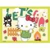 Na obrazku znajduje się postać Hello Kitty w zielonym ubranku z czerwoną kokardką, otoczona przez inne postacie i elementy takie jak płotek, ognisko oraz napis "LET'S GO". W dolnym rogu widnieje logo "Sanrio".