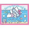 Ilustracja przedstawia postać Hello Kitty w masce do nurkowania, otoczoną morskimi stworzeniami, takimi jak ryby, żółw i rozgwiazda, na tle niebieskiego oceanu z napisem "Diving into the reef" u góry. W lewym dolnym rogu znajduje się logo Sanrio.