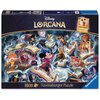 Na zdjęciu znajduje się pudełko puzzli "Disney Lorcana" z ilustracją przedstawiającą postacie z bajek Disneya unoszące się nad otwartymi książkami. Na dole widnieje napis "1000 Ravensburger Puzzle", a w rogu znajduje się logo "Ravensburger".