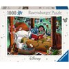 Pudełko puzzli Ravensburger przedstawia scenę z postaciami z "Lilo & Stitch" siedzącymi na łóżku, otoczonymi przez małe białe kaczki, z kolorowymi zdjęciami na ścianie w tle. Na opakowaniu widnieje napis "1000 Ravensburger Puzzle" oraz logo "Disney".