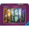 Fioletowe pudełko puzzli z napisem "Ravensburger Puzzle" oraz "7000" w lewym górnym rogu, zawiera sześć kolorowych ilustracji przedstawiających różne fantastyczne krajobrazy. W prawym dolnym rogu widoczne jest logo "Ravensburger".