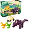 Opakowanie zestawu "BRIO World Dinosaur Attack Set" przedstawia kolorowe figurki dinozaurów oraz wagonik na tle krajobrazu z górami i roślinnością. Na opakowaniu widnieje logo "BRIO" oraz oznaczenie wiekowe "3+".