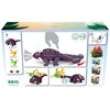 Na zdjęciu znajduje się opakowanie zestawu "Wagon BRIO World Zestaw dinozaurów 63608200", które zawiera ilustracje dinozaurów, w tym Ankylosaurusa i dwa Velociraptory, oraz wagonik. Widoczne są także ikony wskazujące na funkcje dźwiękowe i świetlne, a tak
