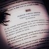 Na zdjęciu widoczna jest strona książki z tekstem: "§112 DZIENNIK DOKTORA SEWARDA (nagranie na fonografie) 18 września", a obok znajduje się dekoracyjny element przypominający pająka. Tekst opisuje operację i stan zdrowia Lucy, wspominając o Van Helsingu.