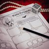 Na zdjęciu znajduje się karta przygody z gry książkowej "MUDUKO Dracula - Klątwa Wampira", z nagłówkiem "Karta Przygody Panna Mina Murray" oraz ilustracją kobiety w stroju z epoki. Obok karty leży ołówek, ozdobna kostka do gry i sznur pereł na czerwonym t