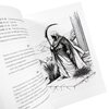 Otwarta książka z ilustracją przedstawiającą postać w zbroi i płaszczu, trzymającą sierp, stojącą na kamiennej platformie obok kolumny. Na stronie widoczny jest tekst, w tym numeracja "463" i "464".