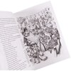 Otwarta książka z ilustracją przedstawiającą targowisko z lampionami i stoiskami pełnymi towarów, takich jak dzbany i kosze. Obok ilustracji widoczny jest tekst w języku polskim.