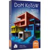 Okładka gry towarzyskiej "Dom Kotów: Wykreślanka z pazurem" przedstawia kolorowe, nowoczesne budynki na tle niebieskich planów architektonicznych, z kilkoma białymi sylwetkami kotów. Na dole widoczne są loga "aporta games" i "muduko" oraz nazwiska autorów