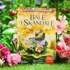 Pudełko gry karcianej "Bale i Skandale" z ilustracją żaby w koronie i eleganckim stroju, trzymającej list, otoczonej kwiatami. Na pudełku widnieją napisy: "LICYTACYJNA GRA KARCIANA", "eco friendly game", "Reiner Knizia", "Piotr Sokołowski" oraz logo "mudu