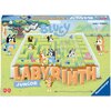 Na zdjęciu znajduje się opakowanie gry planszowej "RAVENSBURGER Labyrinth Junior Bluey 24879" z kolorową ilustracją przedstawiającą postacie w labiryncie. Widoczny jest duży napis "BLUEY LABYRINTH JUNIOR" oraz logo "Ravensburger" w rogu.
