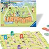 Pudełko gry planszowej "RAVENSBURGER Labyrinth Junior Bluey 24879" przedstawia kolorowy labirynt z postaciami z bajki Bluey, a na planszy znajdują się elementy labiryntu z pionkami i żetonami. Na opakowaniu widnieje napis "LABYRINTH JUNIOR" oraz logo "Rav