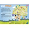 Na zdjęciu znajduje się opakowanie gry planszowej "Bluey Labyrinth Junior" z ilustracją planszy i postaciami z bajki. Tekst w języku polskim opisuje grę jako klasyczną wersję "Labyrinth" dla początkujących, a zawartość to plansza, żetony graczy, kafelki l
