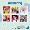 Na zdjęciu znajduje się sześć kolorowych kwadratowych zdjęć przedstawiających osoby bawiące się kartami do gry, z dużym napisem "memory" u góry. W dolnej części widoczne są informacje o produkcie, w tym logo "Ravensburger", oraz oznaczenia dotyczące bezpi