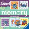 Na zdjęciu znajduje się opakowanie gry logicznej z motywem postaci z Disney Stitch, z dużym napisem "memory CHALLENGE" oraz logo "Ravensburger" w rogu. Widoczne są kolorowe ilustracje przedstawiające postać w różnych sytuacjach, a w dolnym rogu znajduje s