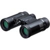 Czarna lornetka z widocznymi napisami "PENTAX UD 9x21" oraz cyfrą "9" na obudowie. Obiektywy mają zielonkawe soczewki, a konstrukcja jest kompaktowa i nowoczesna.